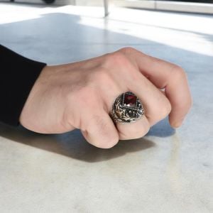 Kırmızı Zirkon Taşlı Kalem İşlemeli Model Erkek Gümüş Yüzük