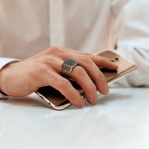 Kalem İşçilikli Mikro Taşlı 925 Ayar Gümüş Yüzük