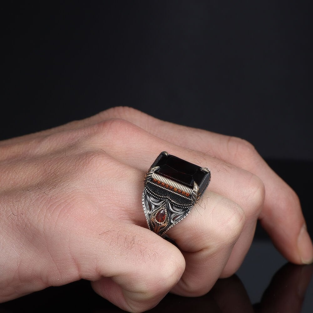 El İşlemeli Kırmızı Zirkon Taşlı Gümüş Erkek Yüzük