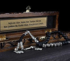 Gümüş İsim Yazılı Metal Püsküllü Mat Oniks Taşlı Tesbih ve Ahşap Kutu