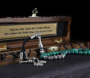 Gümüş İsim Yazılı Metal Püsküllü Malahit Taşlı Tesbih ve Ahşap Kutu