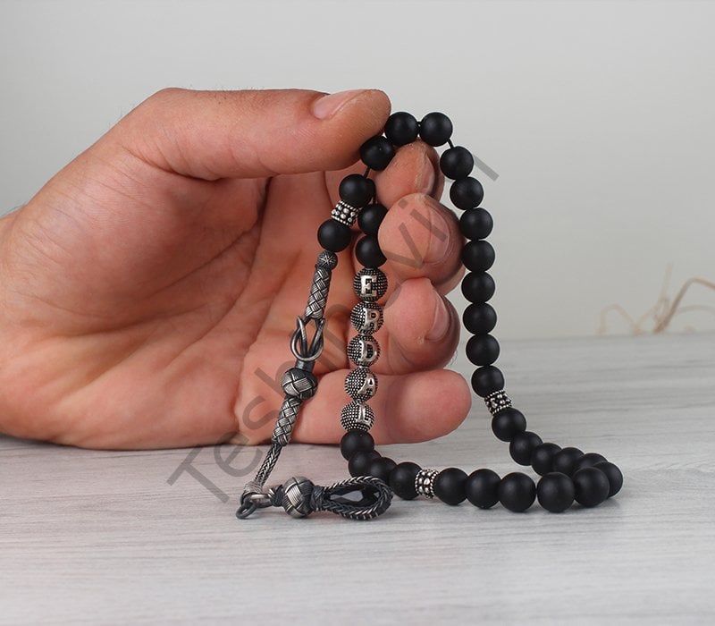 1000 ayar Kazaz Püsküllü İsim yazılı Mat Oniks Taşlı Tesbih