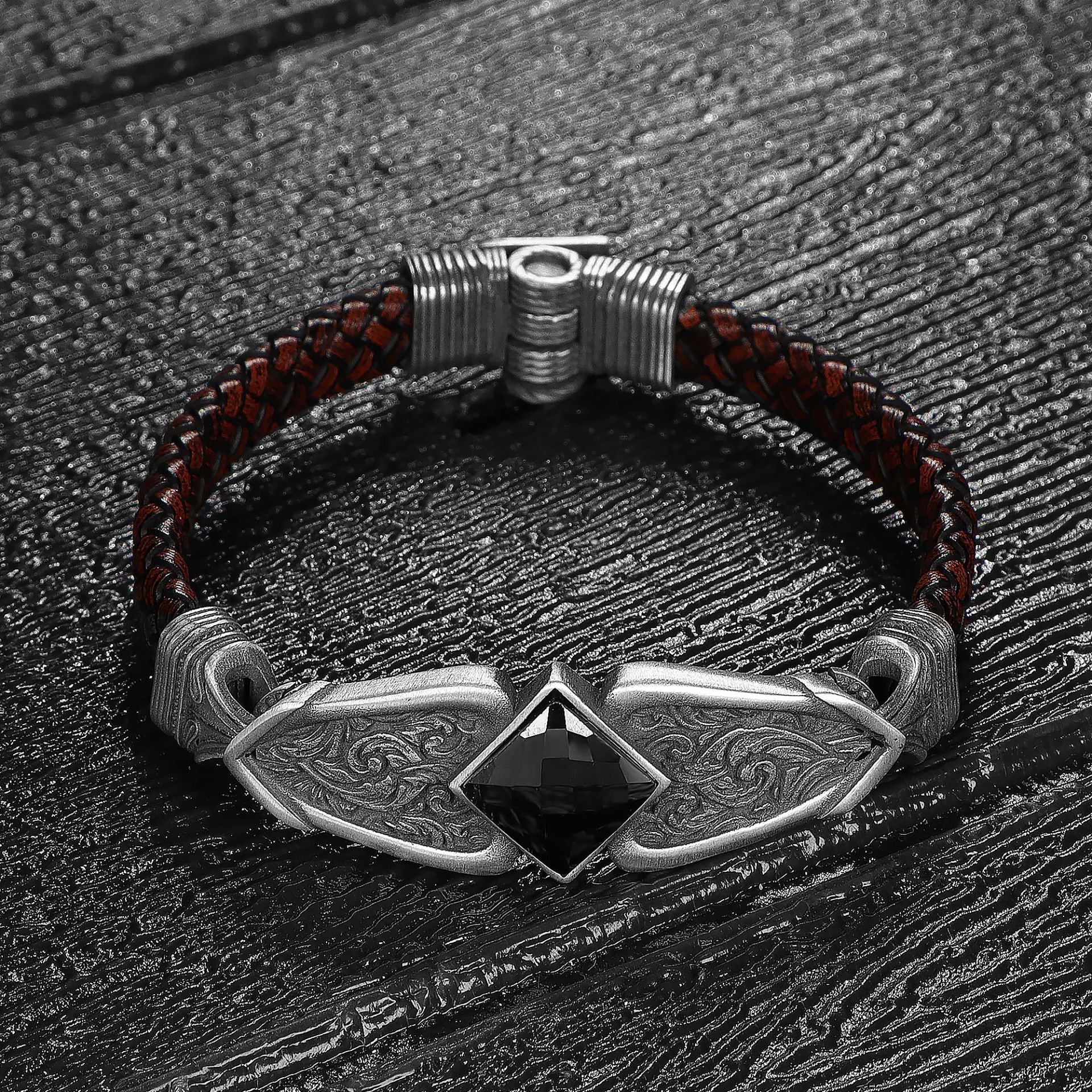 Kalem İşlemeli Model 925 Ayar Erkek Gümüş Deri Bileklik