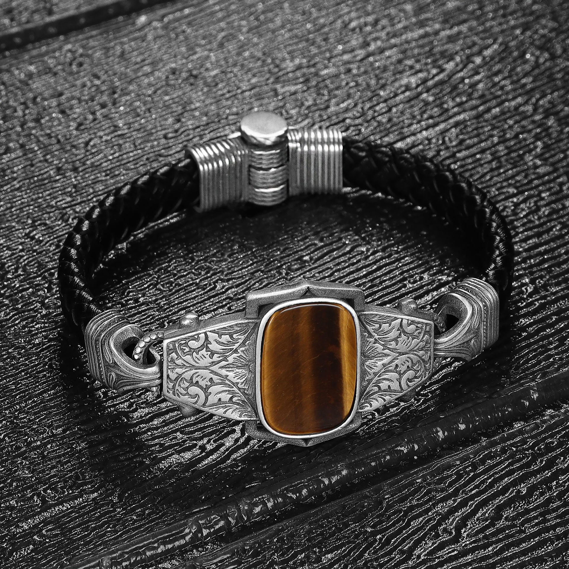 Kalem İşlemeli Kaplangözü Taşlı Model 925 Ayar Erkek Gümüş Deri Bileklik