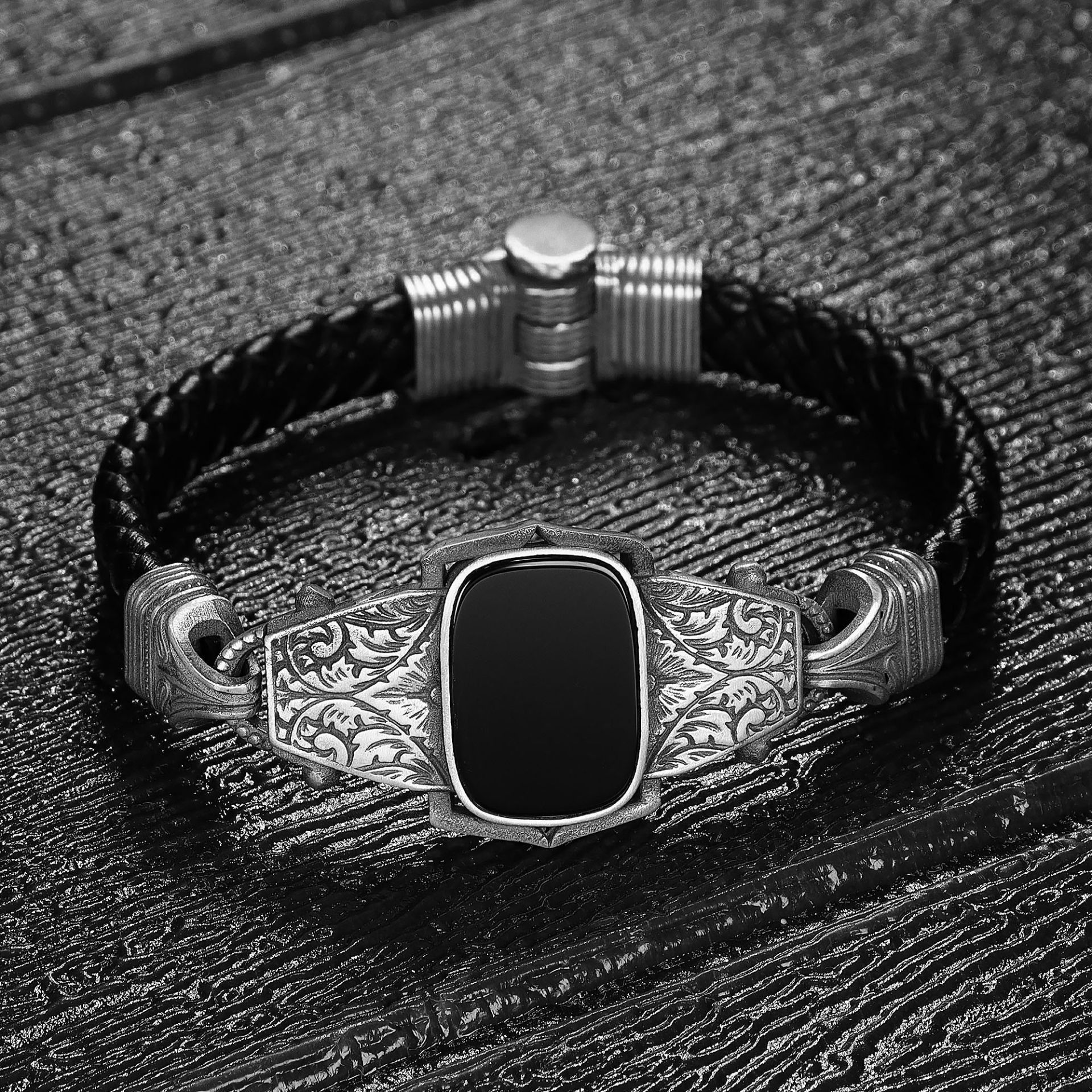 Kalem İşlemeli Oniks Taşlı Model 925 Ayar Erkek Gümüş Deri Bileklik