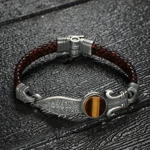 Kalem İşlemeli Kılıçlı Model Kaplangözü Taşlı 925 Ayar Gümüş Erkek Deri Bileklik